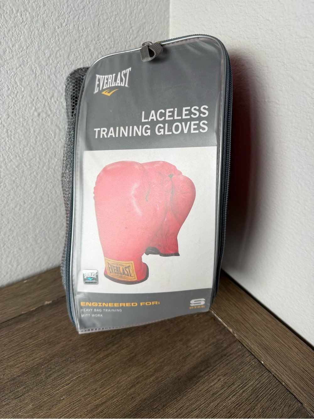 Everlast Red Laceless Training Gloves in Carry Case